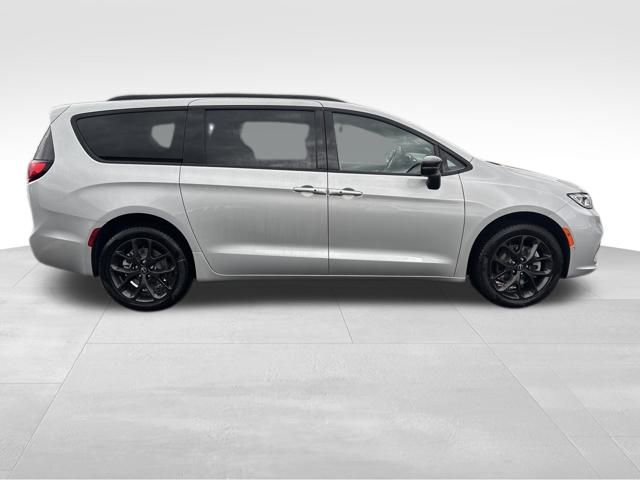 New 2026 Chrysler Pacifica Limited image 9