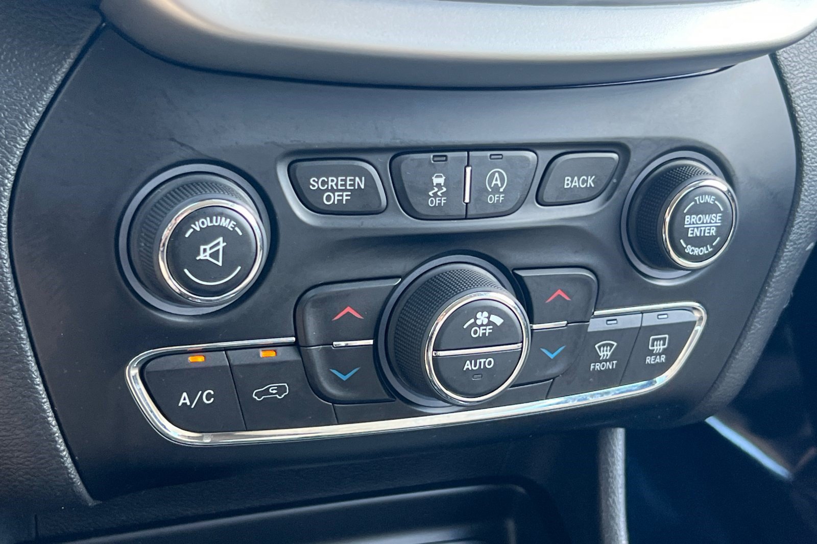 Used 2015 Jeep Cherokee Latitude w/ Comfort/Convenience Group FWD image 18