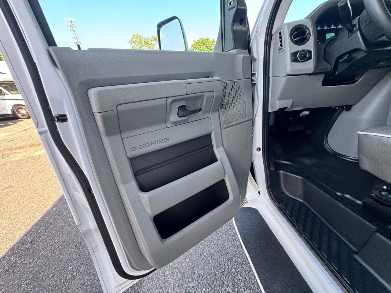 Used 2021 Ford E-450 and Econoline 450 Super Duty w/ Motorhome Prep Package RWD image 10