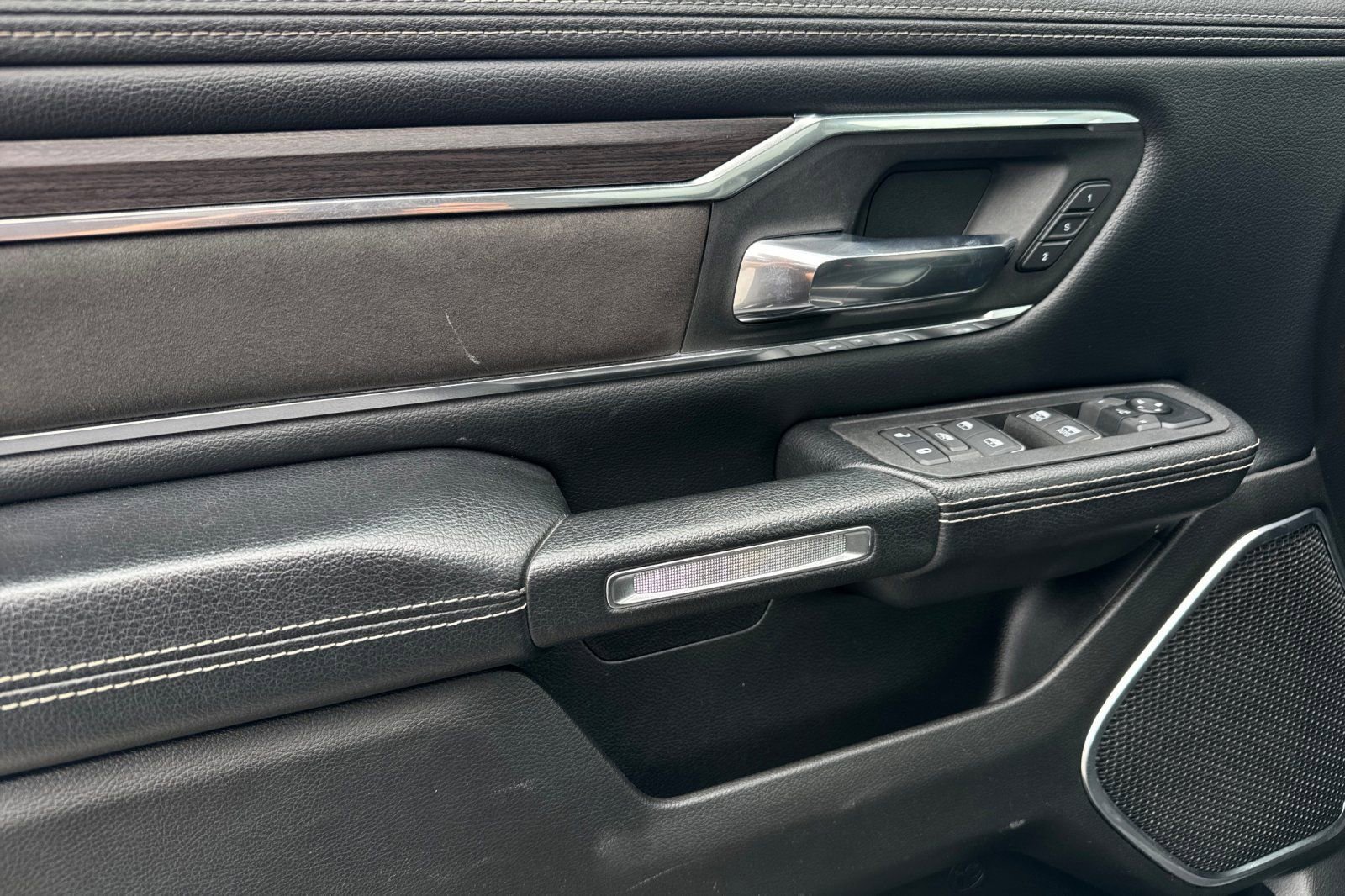Used 2025 RAM 1500 Laramie AWD/4WD image 12