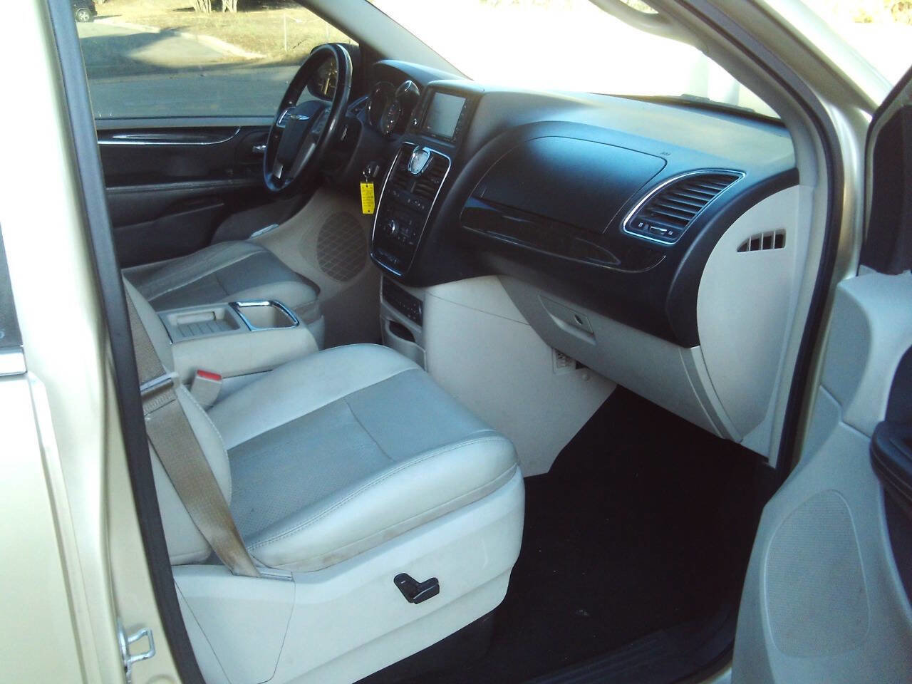 Used 2012 Chrysler Town & Country Touring-L w/ Entertainment Group #2 image 19