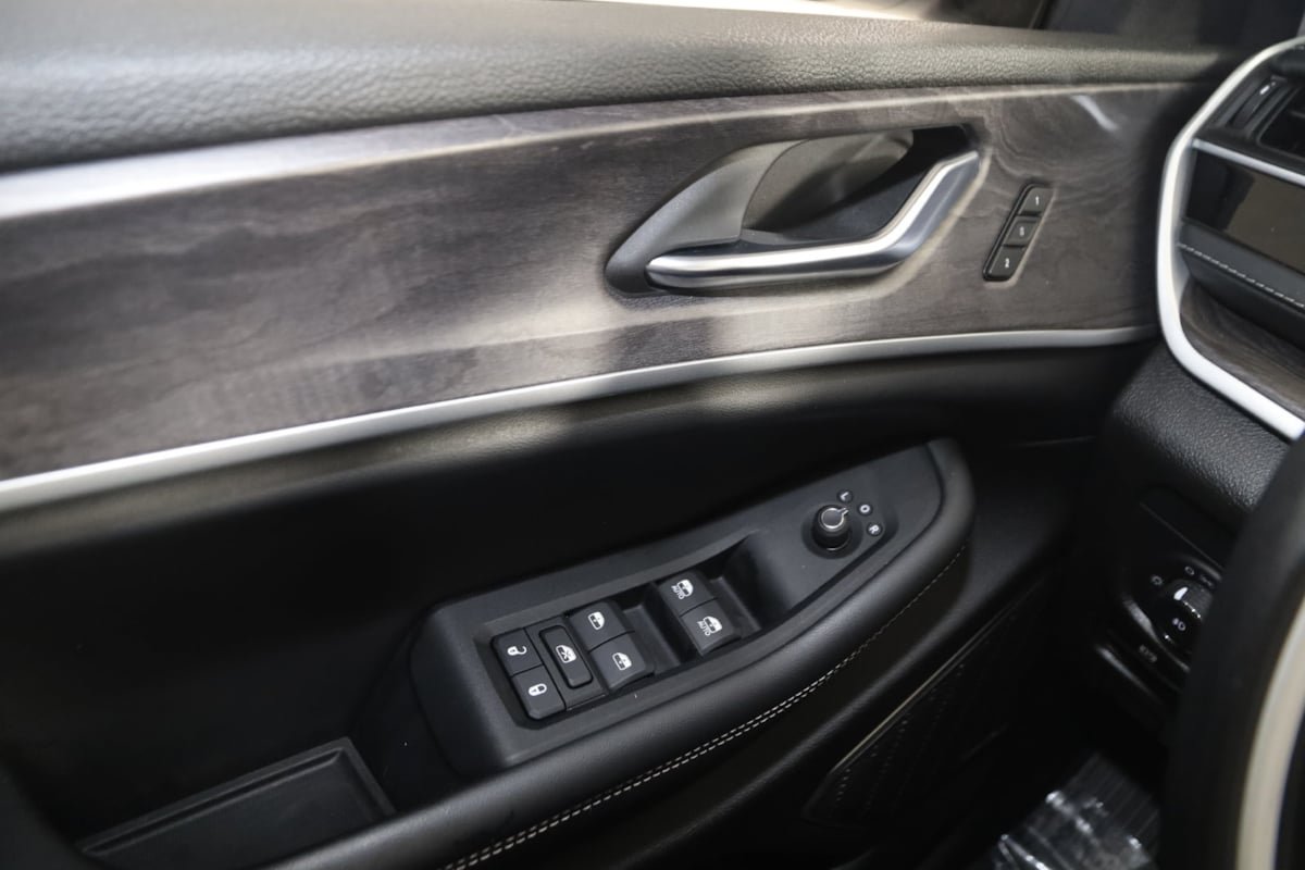Used 2022 Jeep Grand Cherokee L Limited AWD/4WD image 30