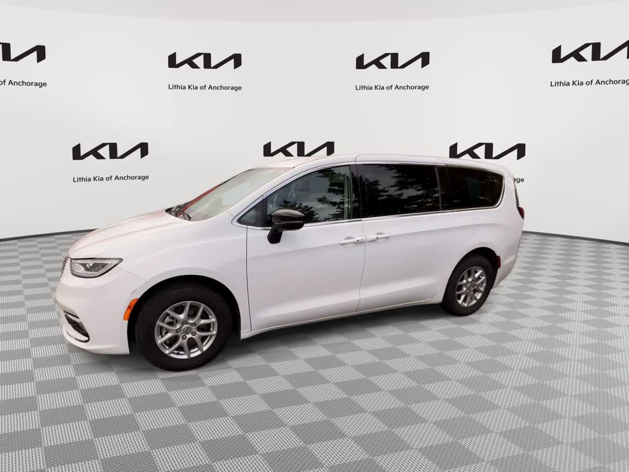 Used 2024 Chrysler Pacifica Touring-L FWD image 7