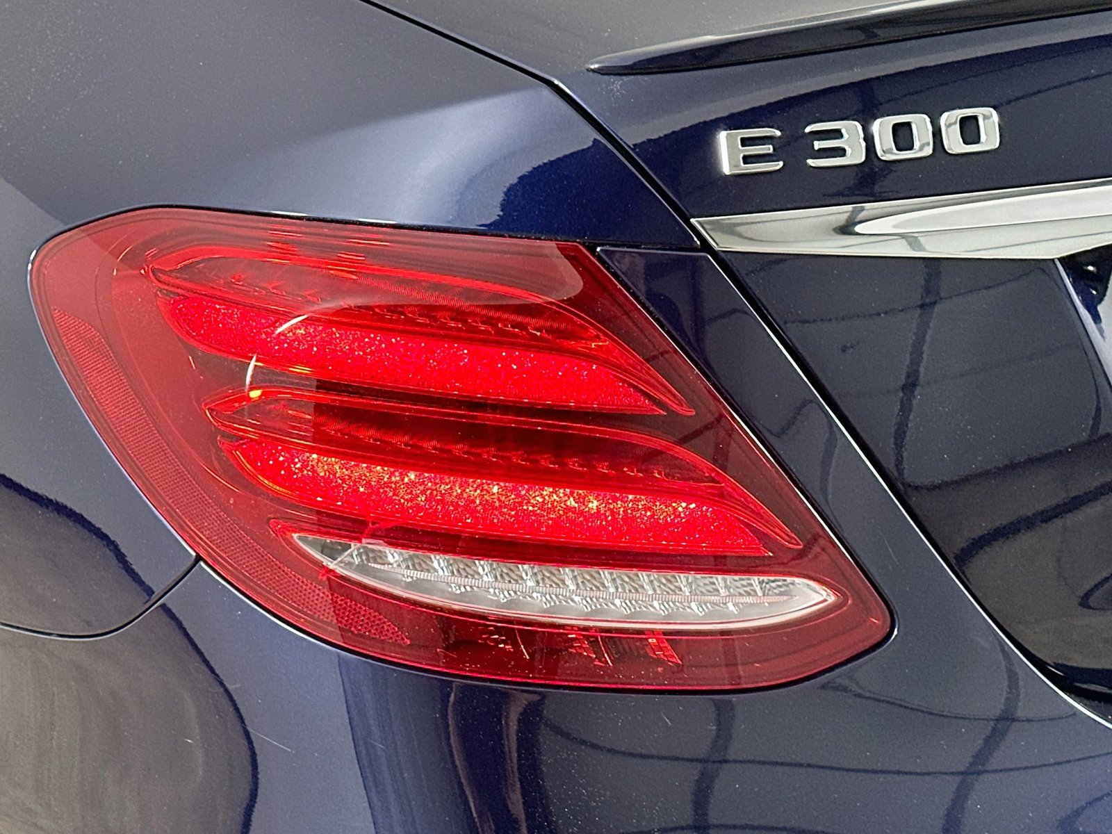 Used 2018 Mercedes-Benz E 300 4MATIC image 12