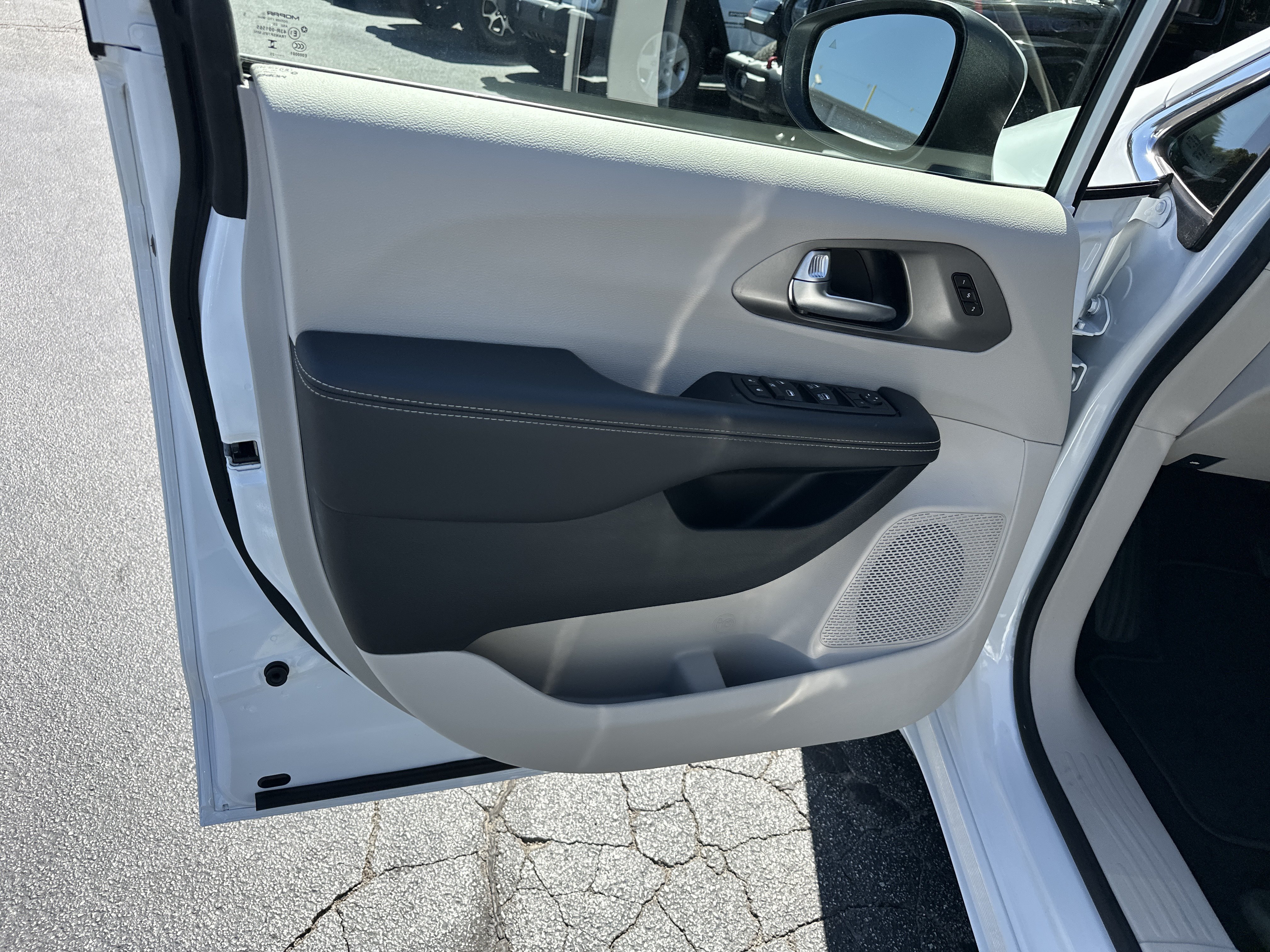Used 2023 Chrysler Pacifica Touring-L AWD/4WD image 12