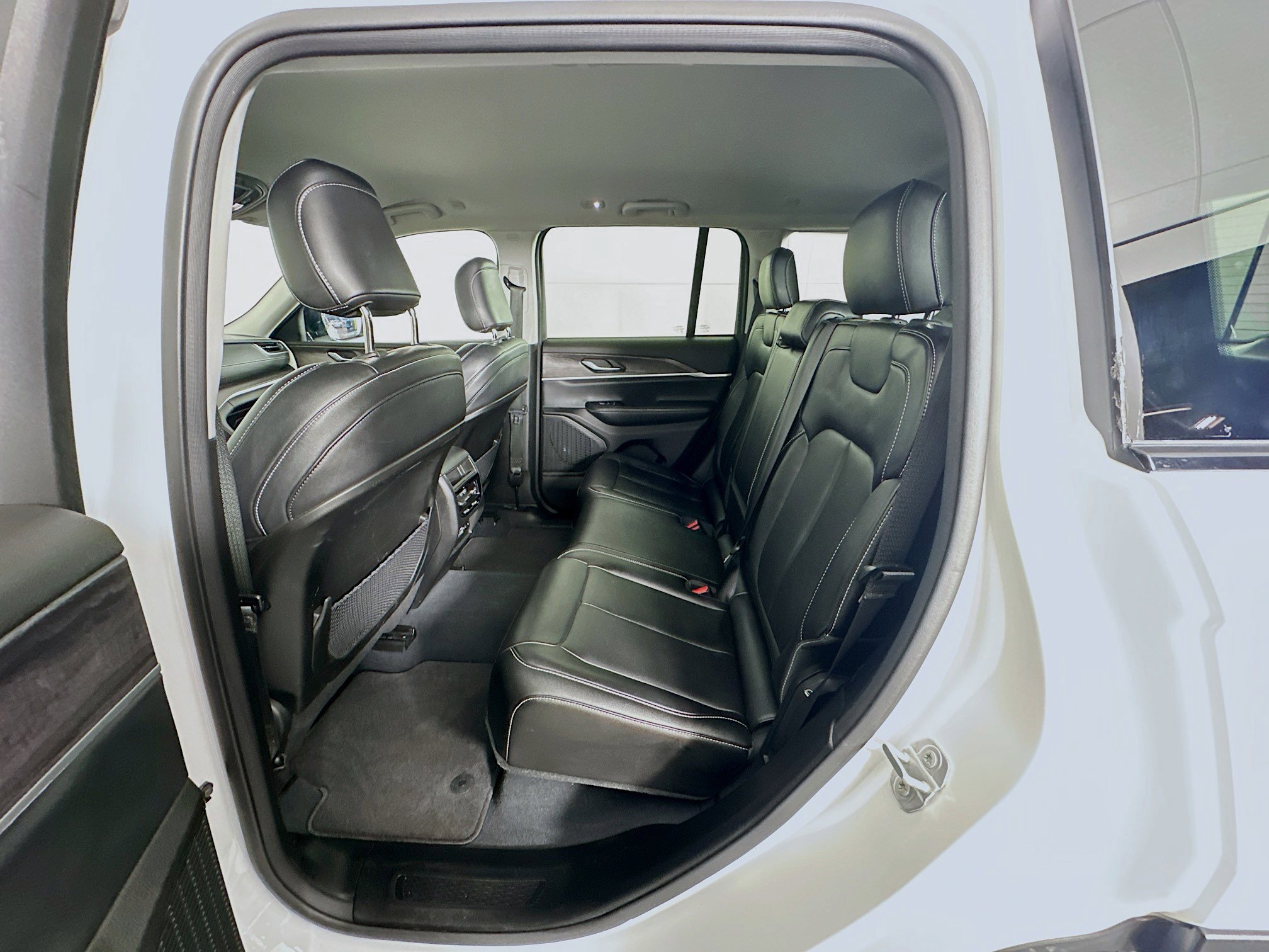 Used 2023 Jeep Grand Cherokee Limited w/ Black Appearance Package image 28