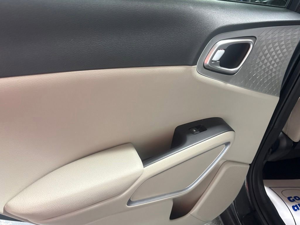 Used 2025 Kia Soul LX w/ LX Technology Package FWD image 12