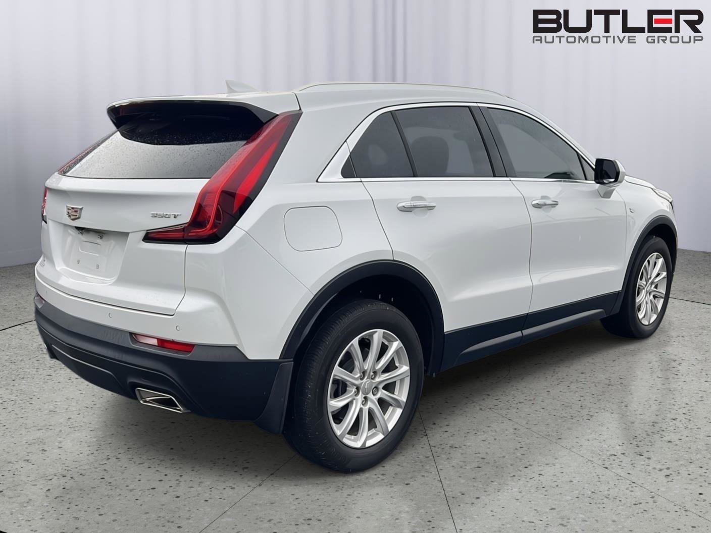 Used 2023 Cadillac XT4 Luxury w/ Cold Weather Package FWD image 4