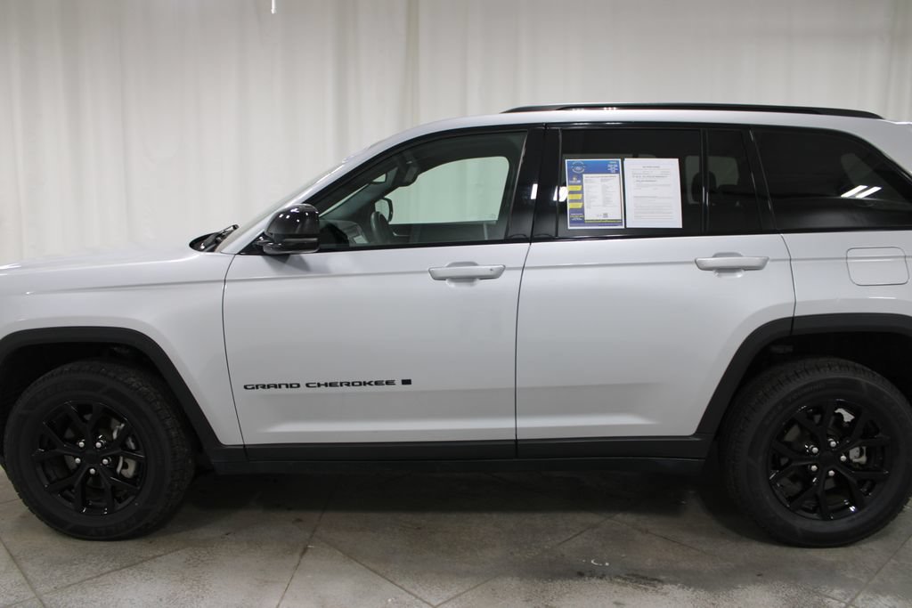Used 2024 Jeep Grand Cherokee Altitude AWD/4WD image 6