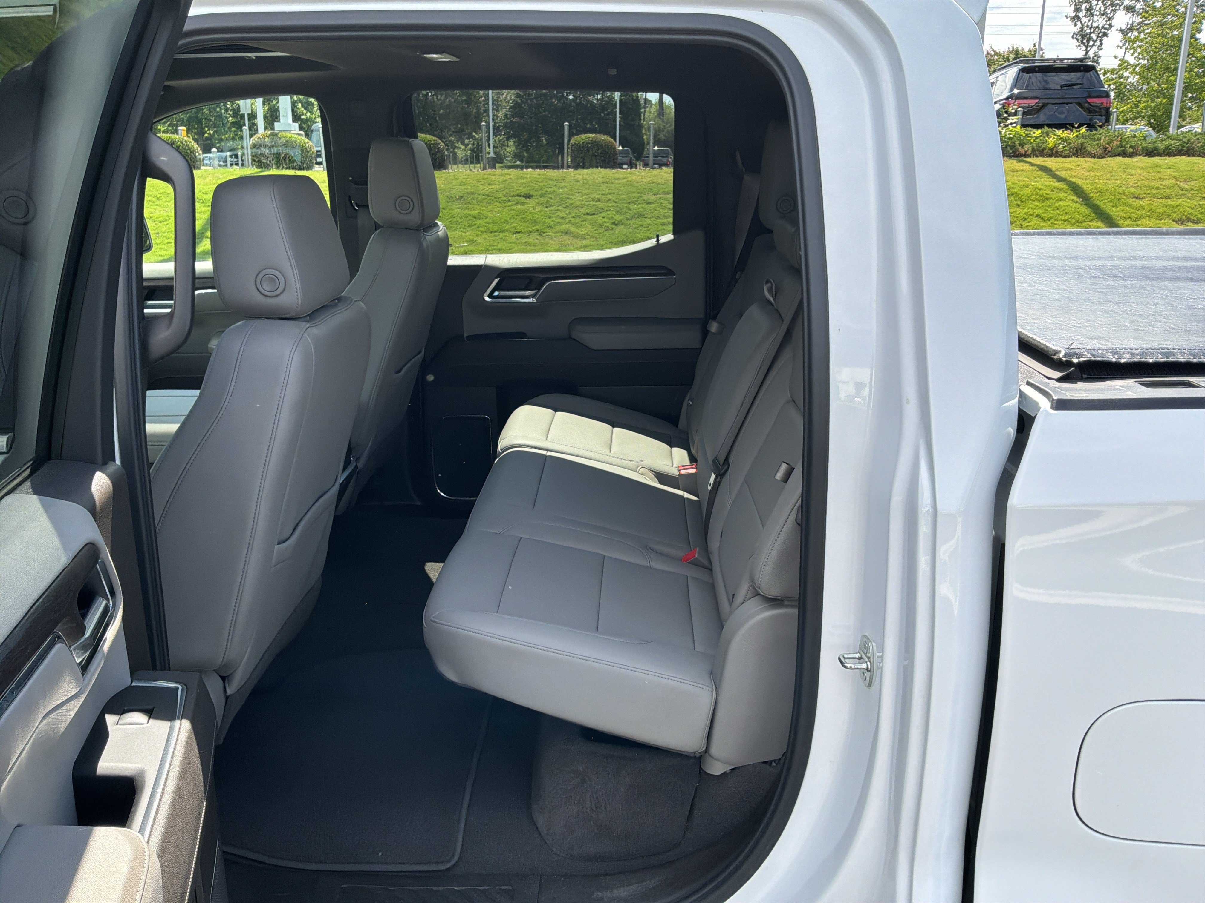 Used 2024 GMC Sierra 1500 SLT w/ SLT Premium Plus Package AWD/4WD image 31