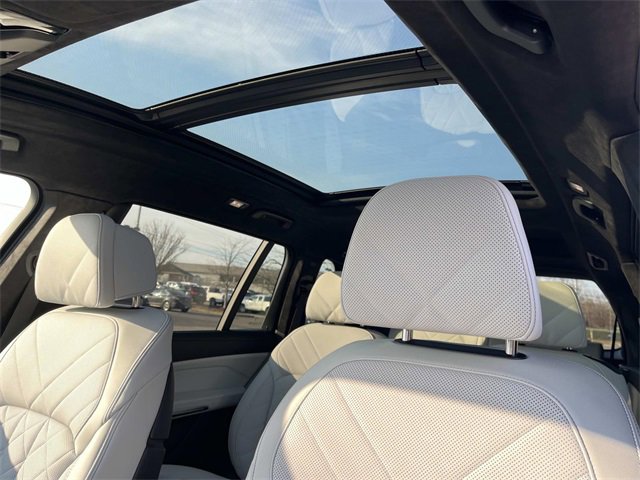 Used 2024 BMW X7 xDrive40i w/ Executive Package image 40