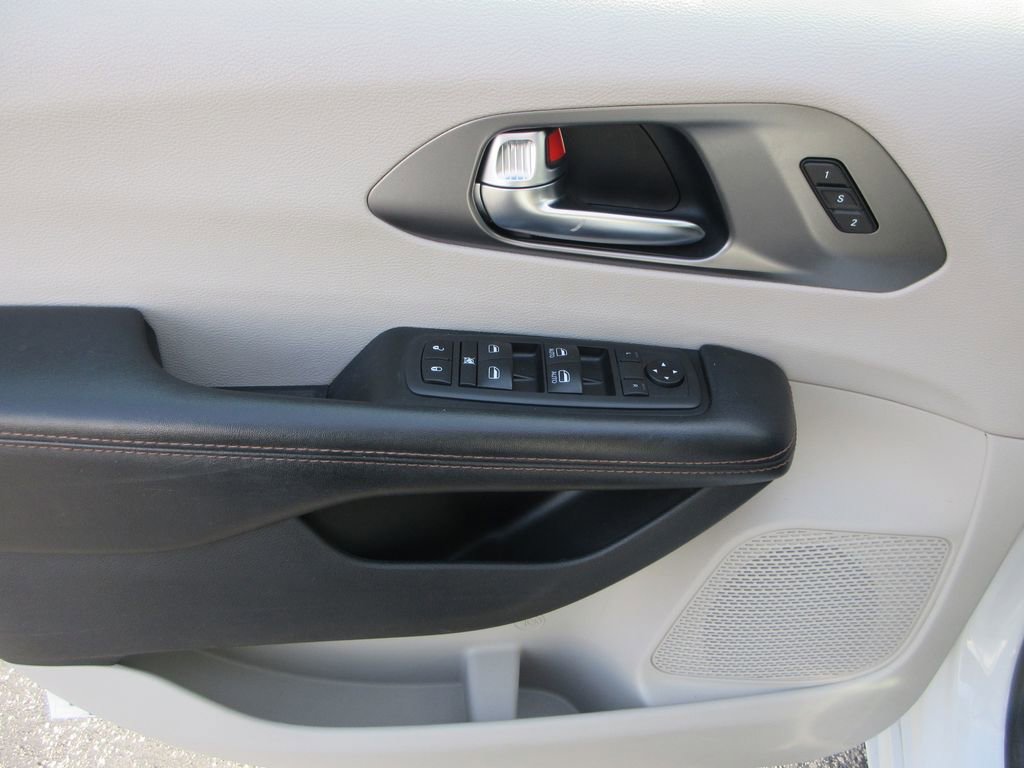 Used 2020 Chrysler Pacifica Touring-L image 21