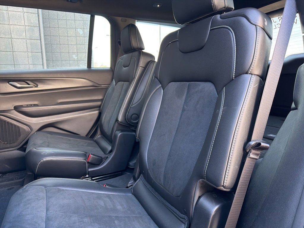 Used 2025 Jeep Grand Cherokee L Altitude image 5