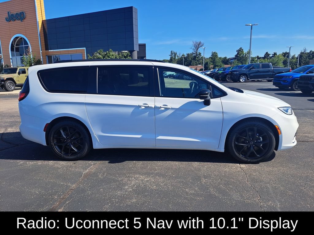 Used 2025 Chrysler Pacifica Limited FWD video 2