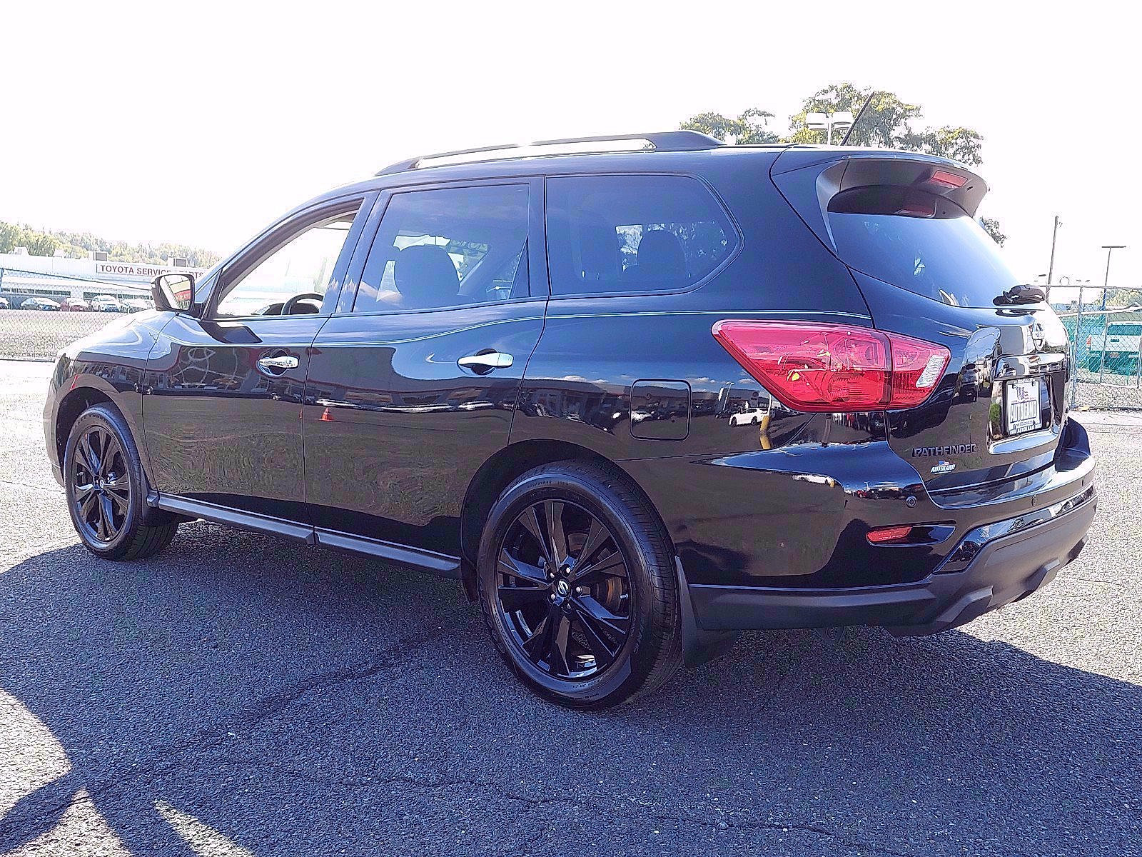 Used 2018 Nissan Pathfinder SL w/ Midnight Edition Package image 4