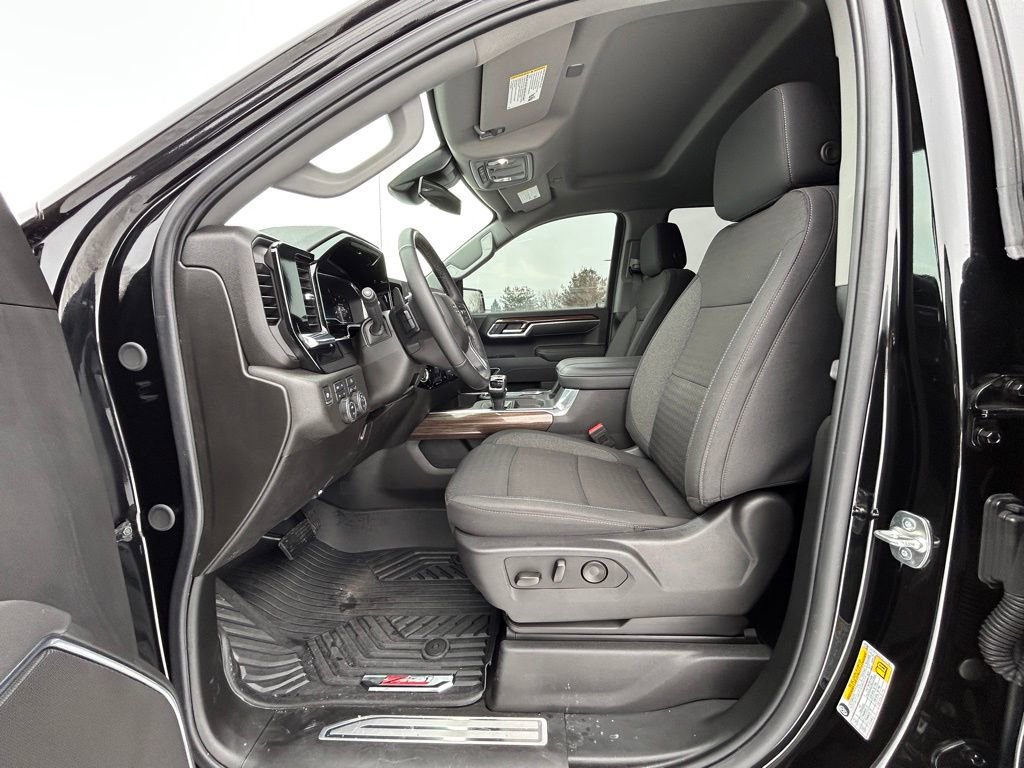 Used 2025 Chevrolet Silverado 1500 RST image 2