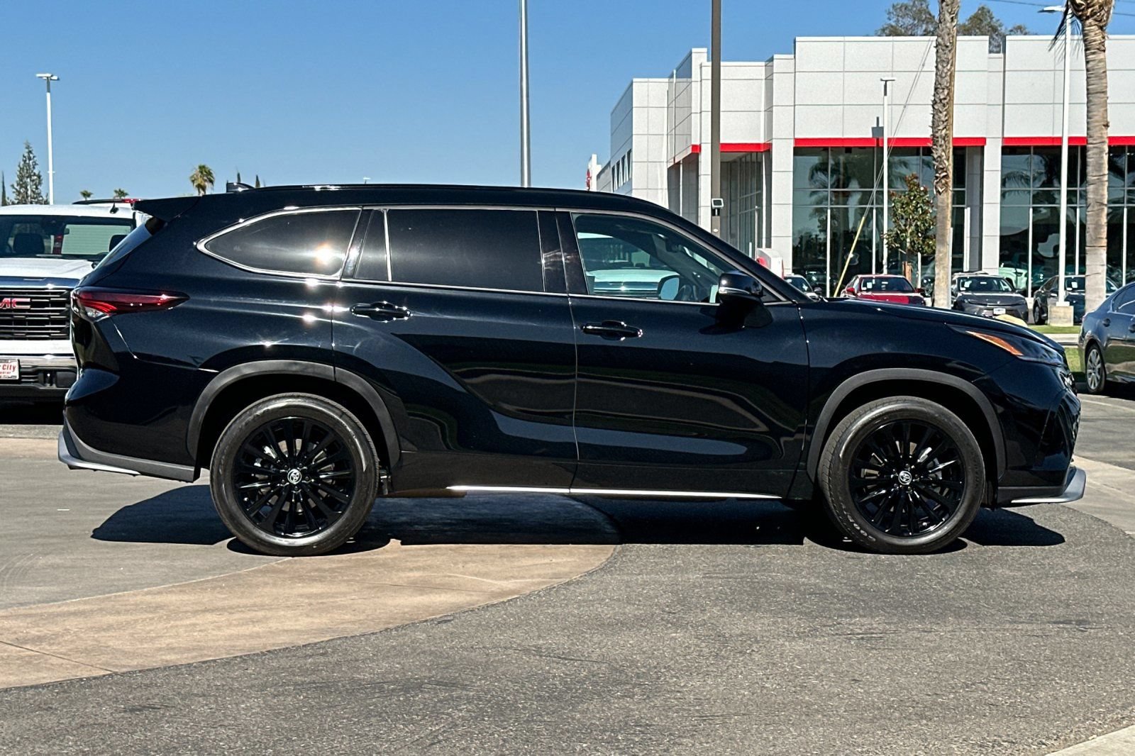 Used 2025 Toyota Highlander XSE AWD/4WD image 3