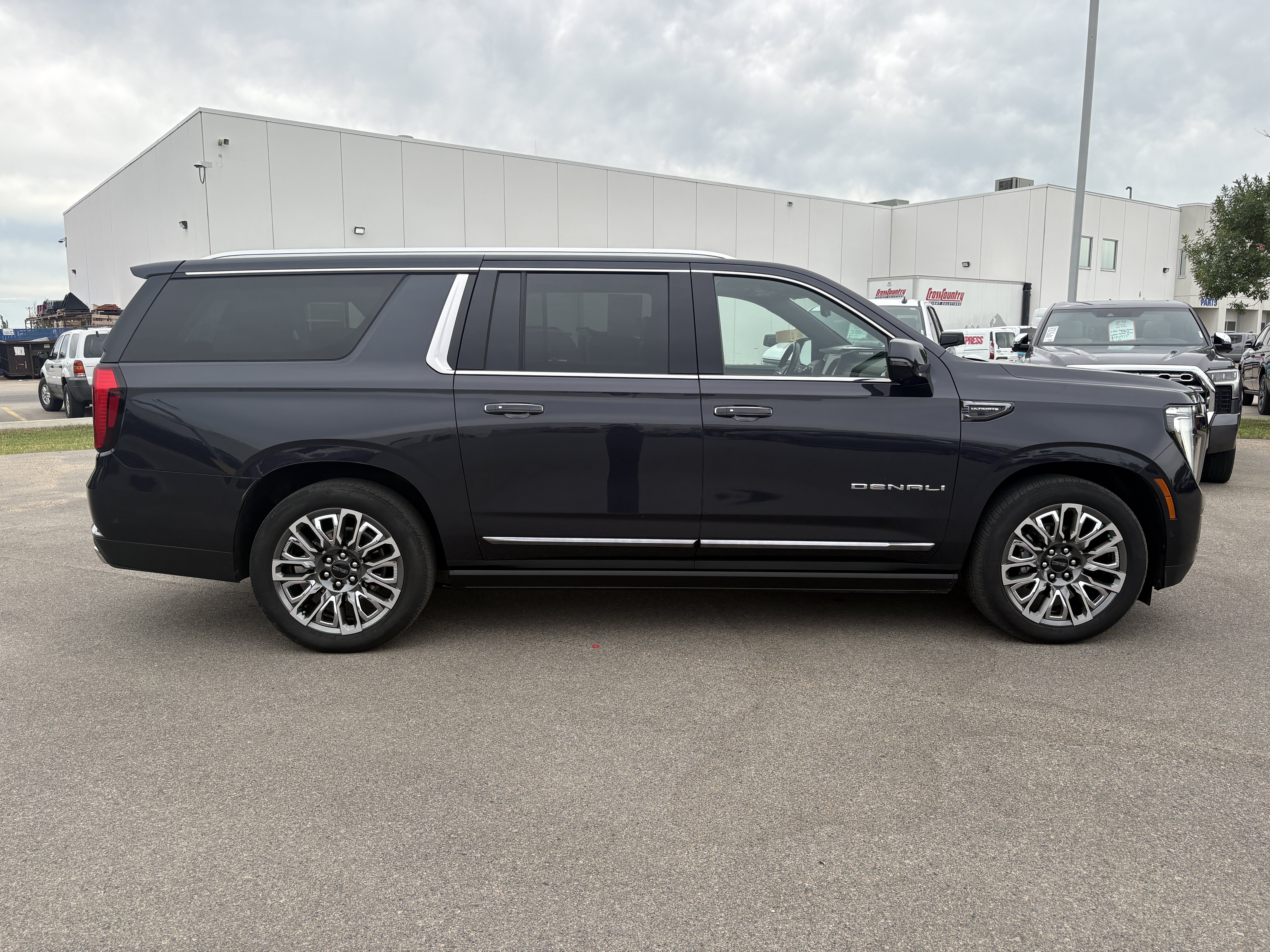 Used 2025 GMC Yukon XL Denali Ultimate AWD/4WD image 6
