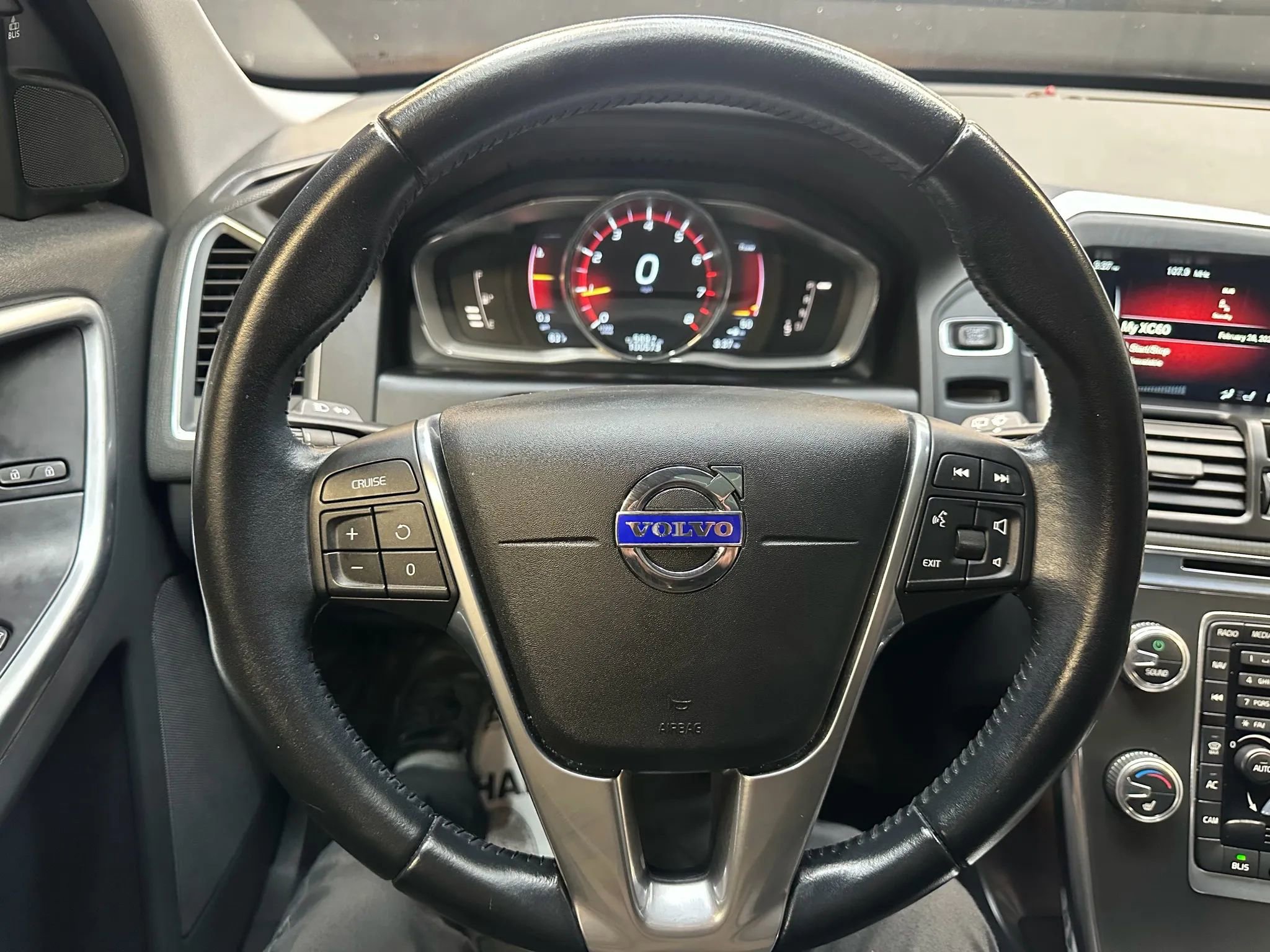 Used 2016 Volvo XC60 T6 w/ Proximity Package image 13