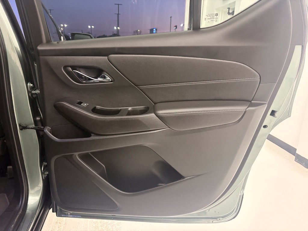 Used 2022 Chevrolet Traverse LT FWD image 33