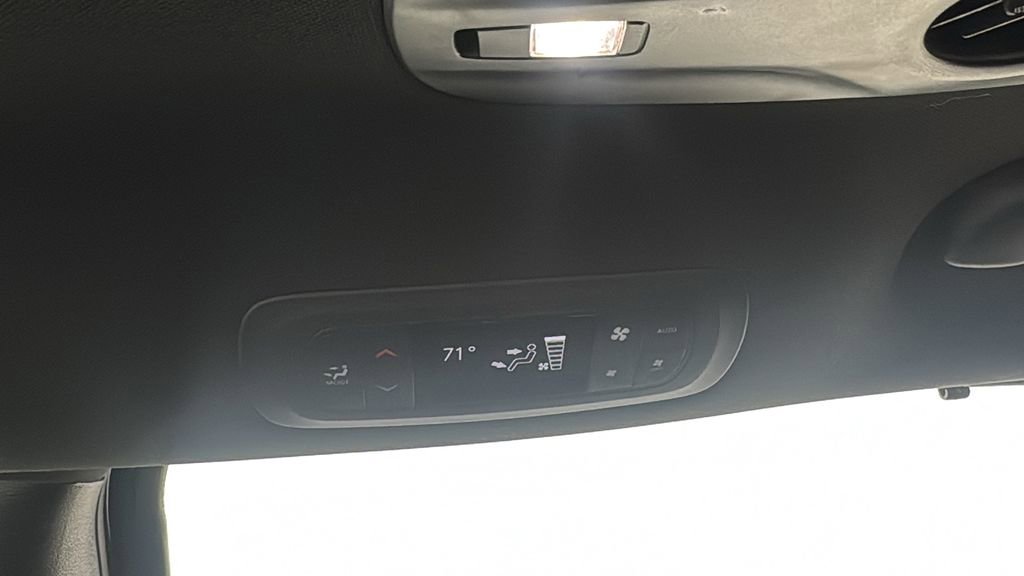 Used 2025 Chrysler Pacifica Select image 42