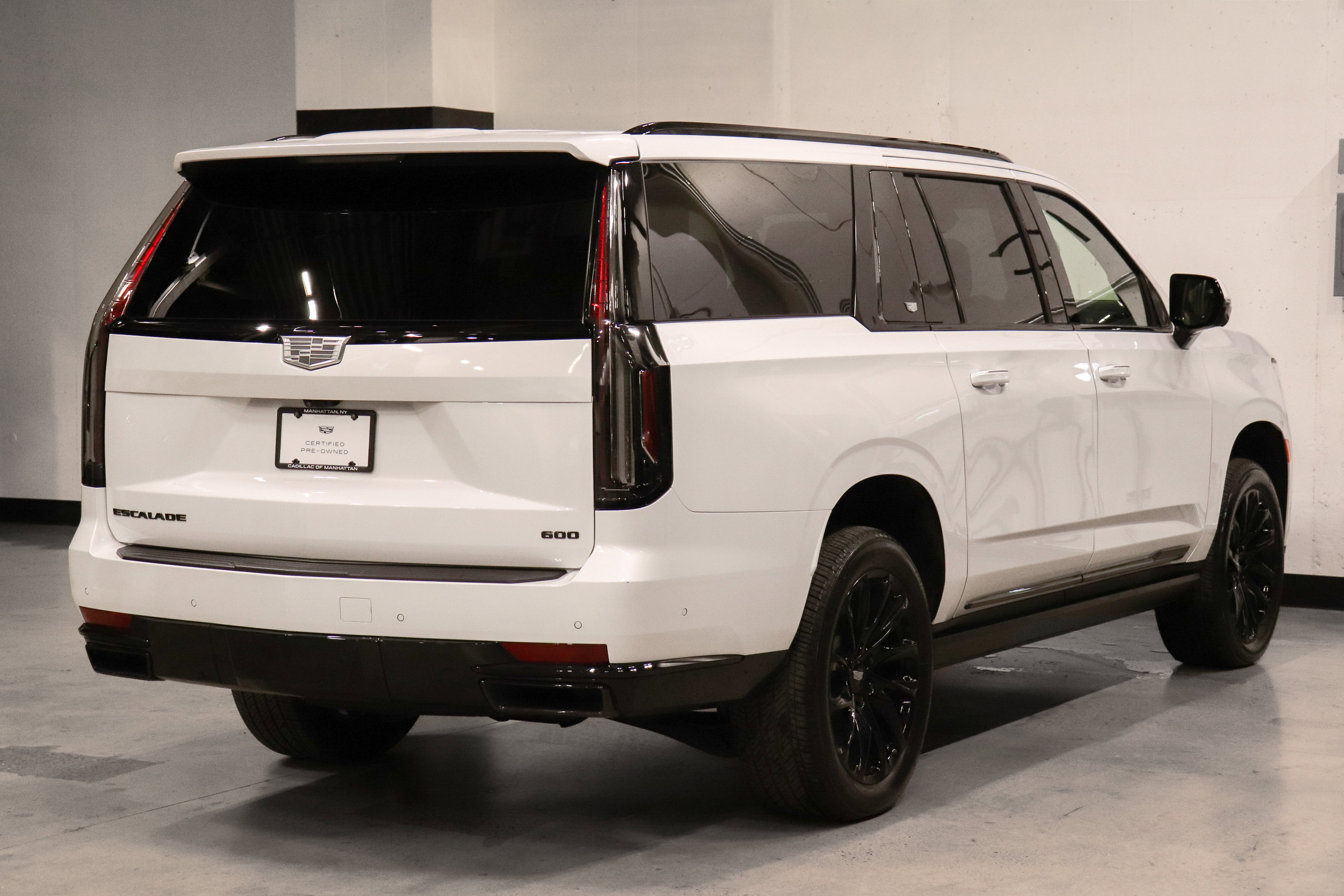 Used 2023 Cadillac Escalade ESV Sport Platinum w/ LPO, ONYX Package image 5