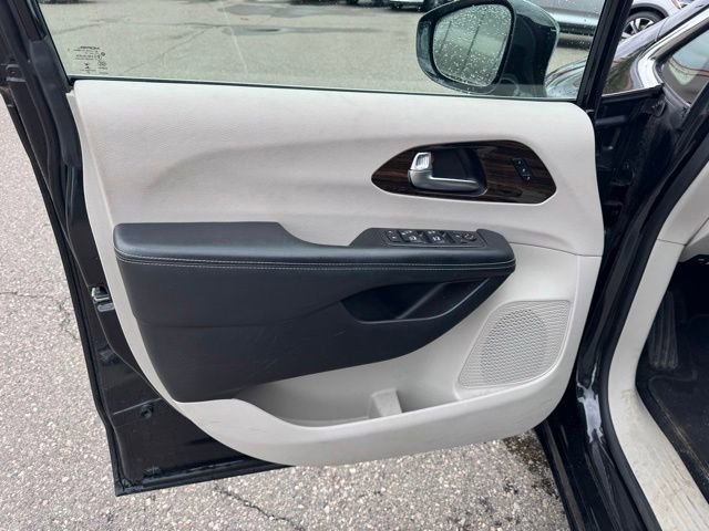 Used 2021 Chrysler Pacifica Limited AWD/4WD image 9