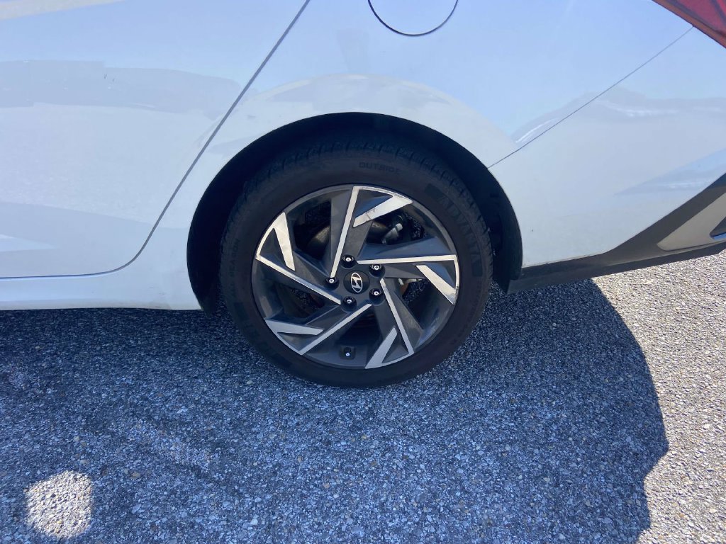 Used 2025 Hyundai Elantra Limited FWD image 7