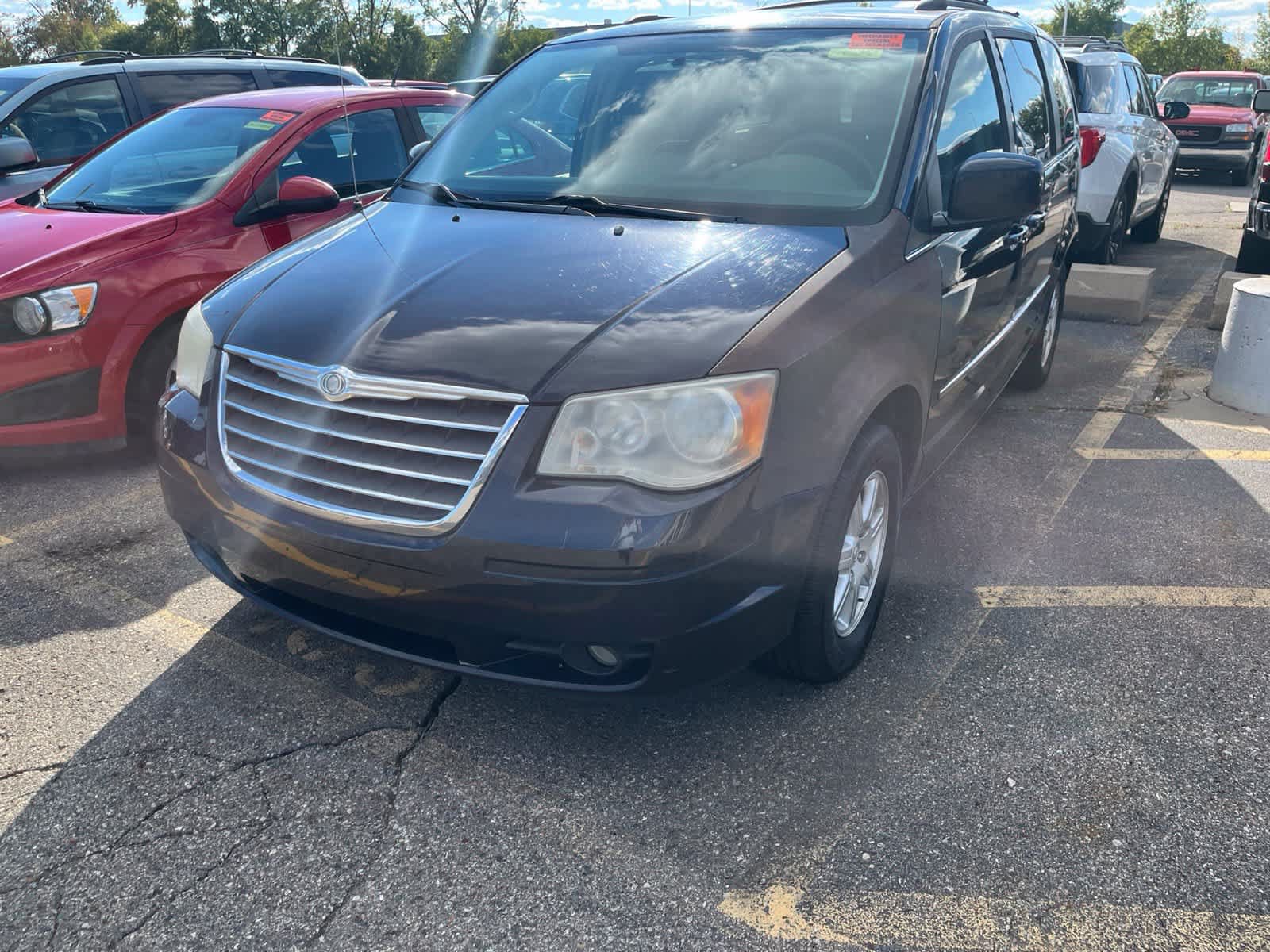Used 2010 Chrysler Town & Country Touring w/ Entertainment Group #2 FWD image 3