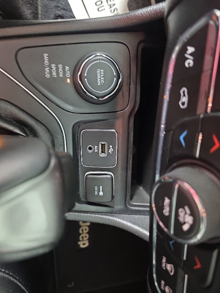 Used 2019 Jeep Cherokee Latitude Plus w/ Comfort/Convenience Group AWD/4WD image 19