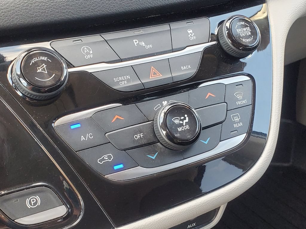 Used 2017 Chrysler Pacifica Touring FWD image 18
