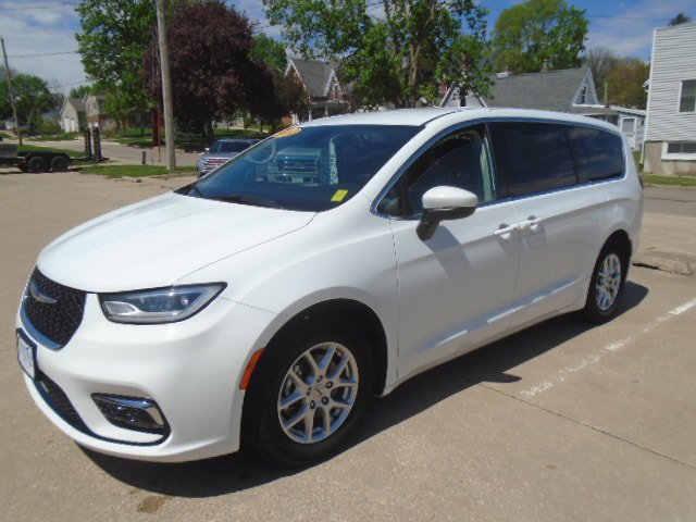 Used 2023 Chrysler Pacifica Touring-L FWD image 1