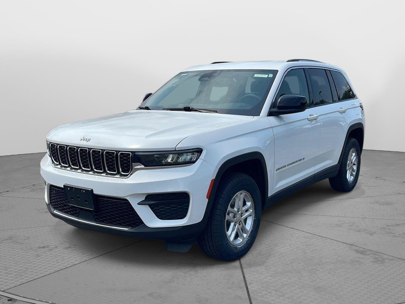 Used 2023 Jeep Grand Cherokee Laredo AWD/4WD image 2