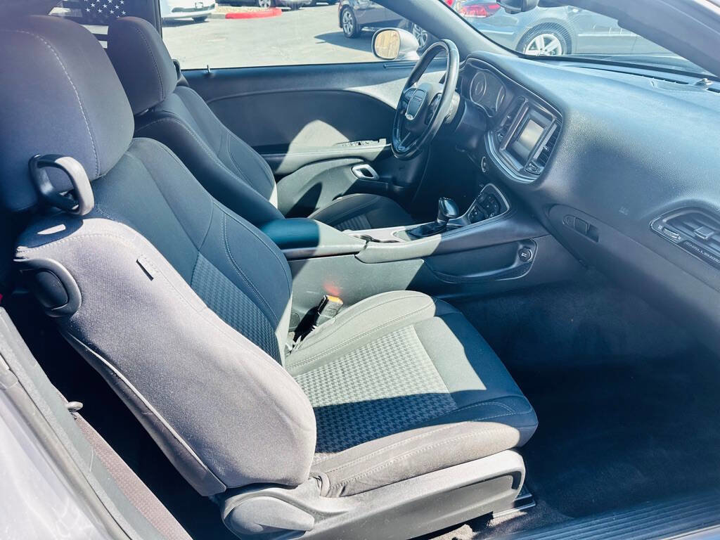 Used 2015 Dodge Challenger SXT RWD image 15