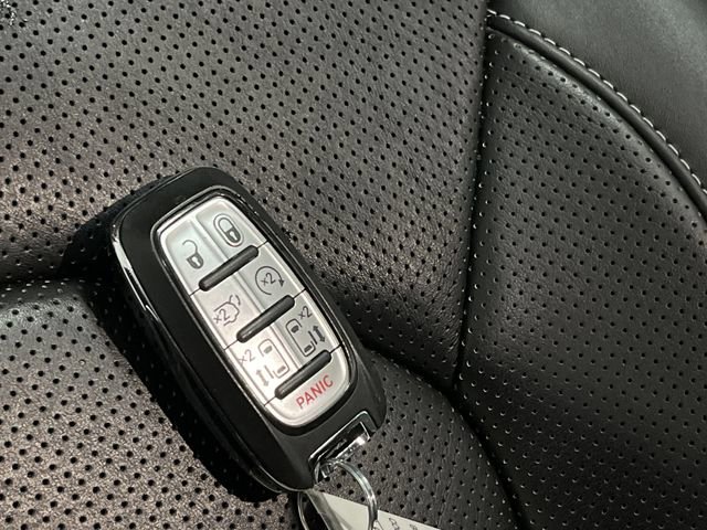 Used 2022 Chrysler Pacifica Limited w/ Uconnect Theater Family Group image 30