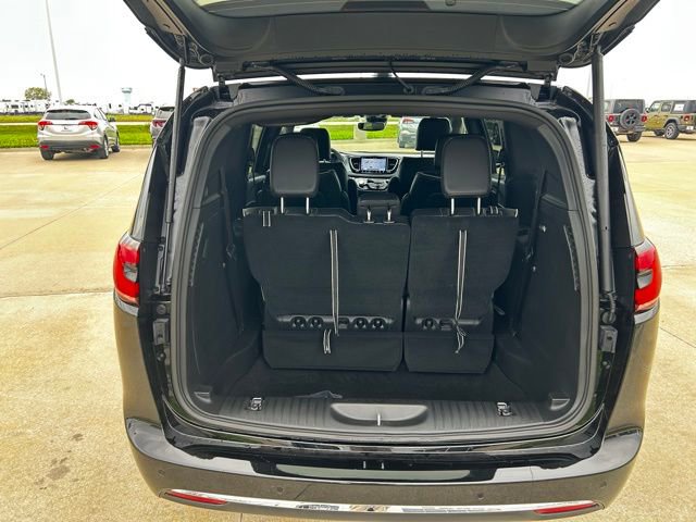 New 2026 Chrysler Pacifica Limited image 28