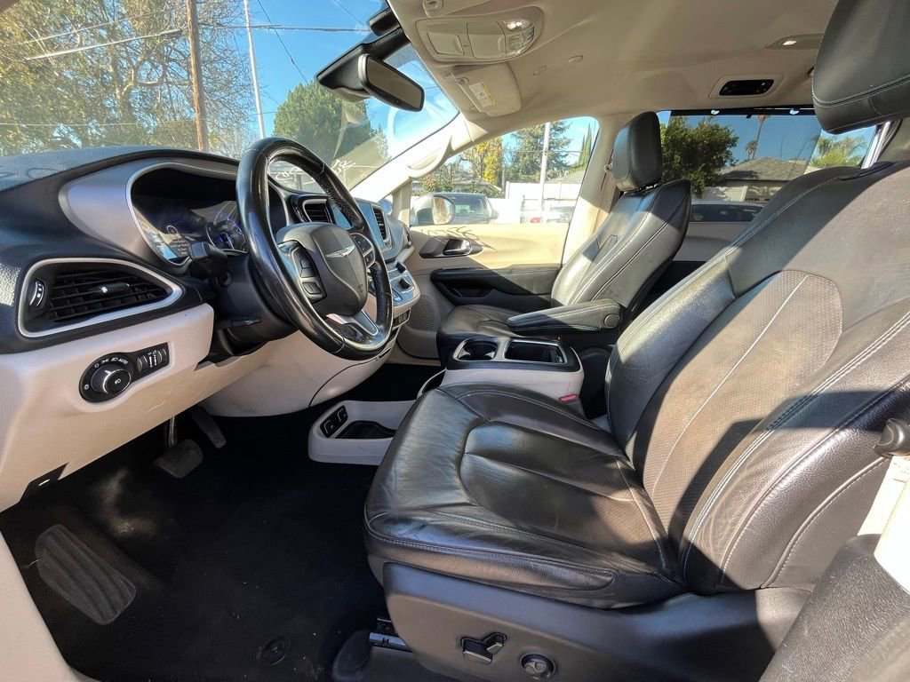 Used 2021 Chrysler Pacifica Touring-L image 6