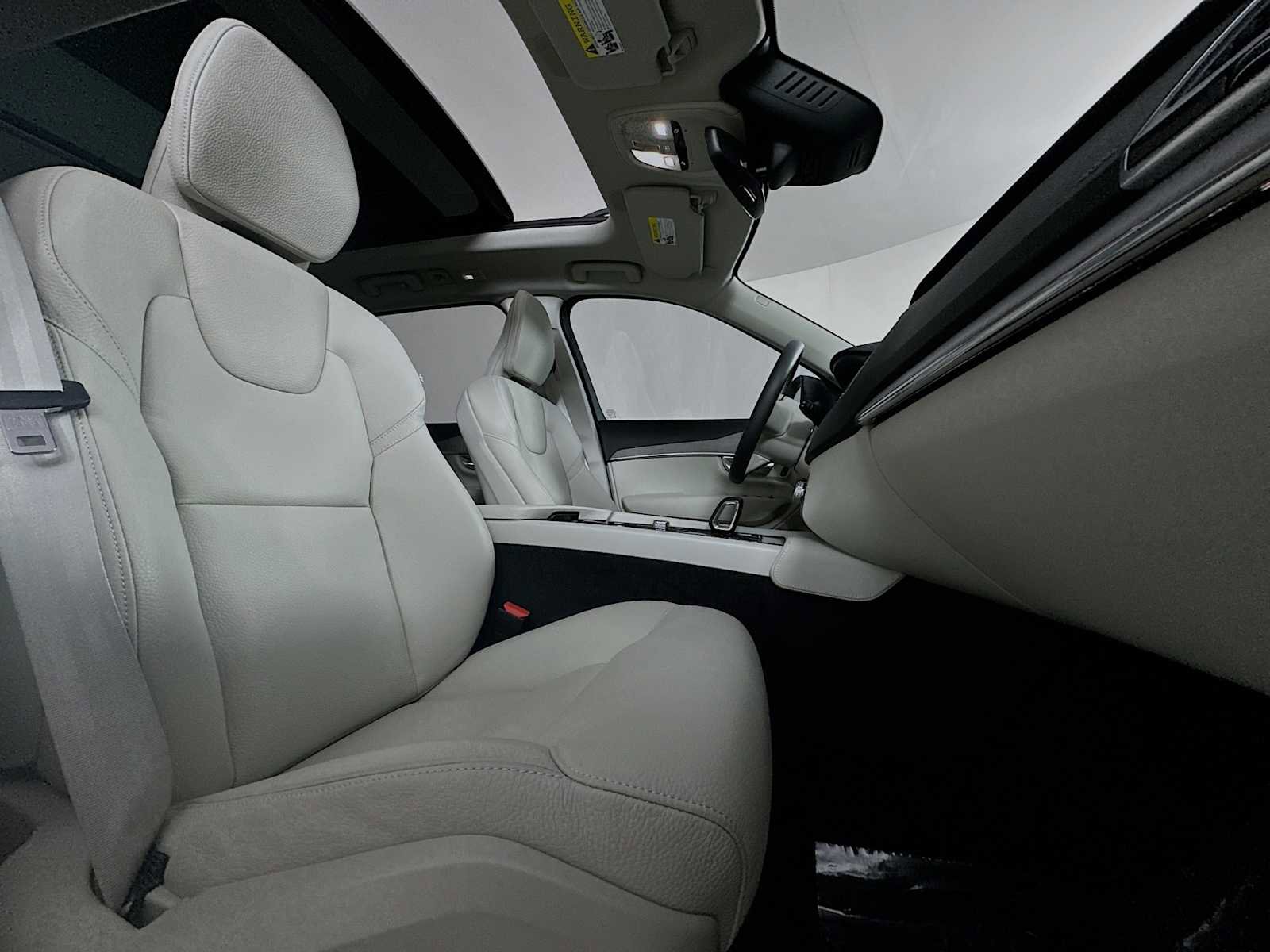Certified 2025 Volvo XC90 B6 Plus image 28