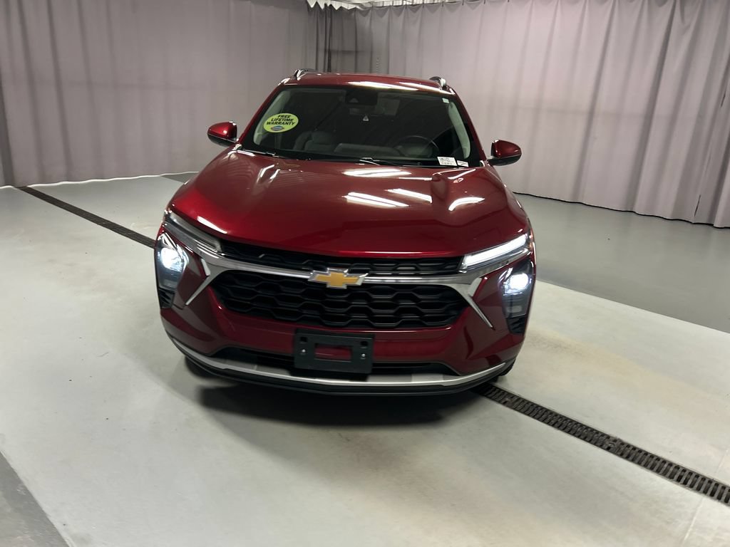 Used 2025 Chevrolet Trax LT w/ LT Convenience Package FWD image 2