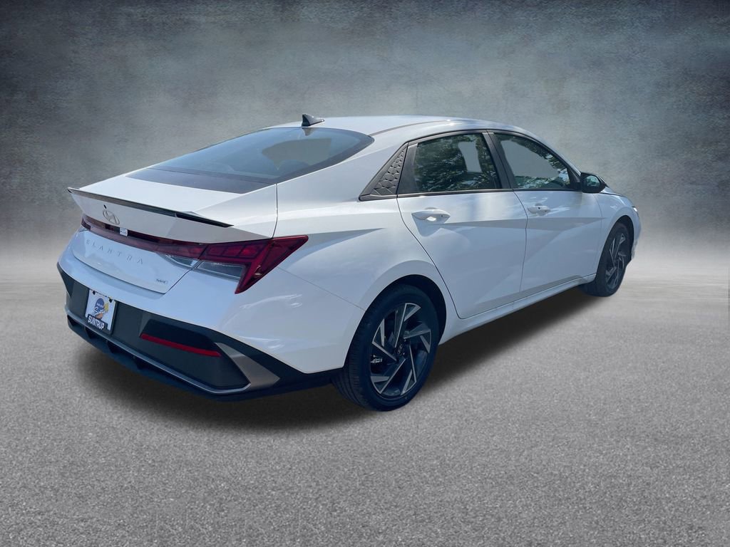 Used 2025 Hyundai Elantra SEL image 31