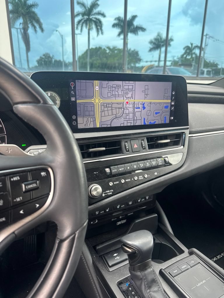 Used 2022 Lexus ES 350 Ultra Luxury w/ Accessory Package 2 FWD image 2