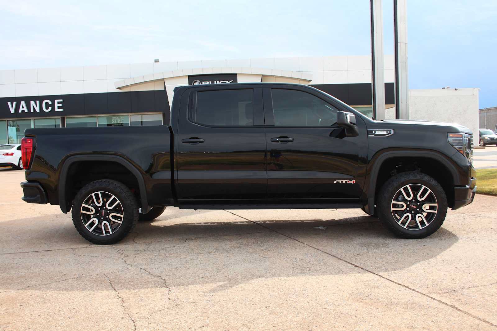 Used 2024 GMC Sierra 1500 AT4 w/ AT4 Premium Package AWD/4WD image 17