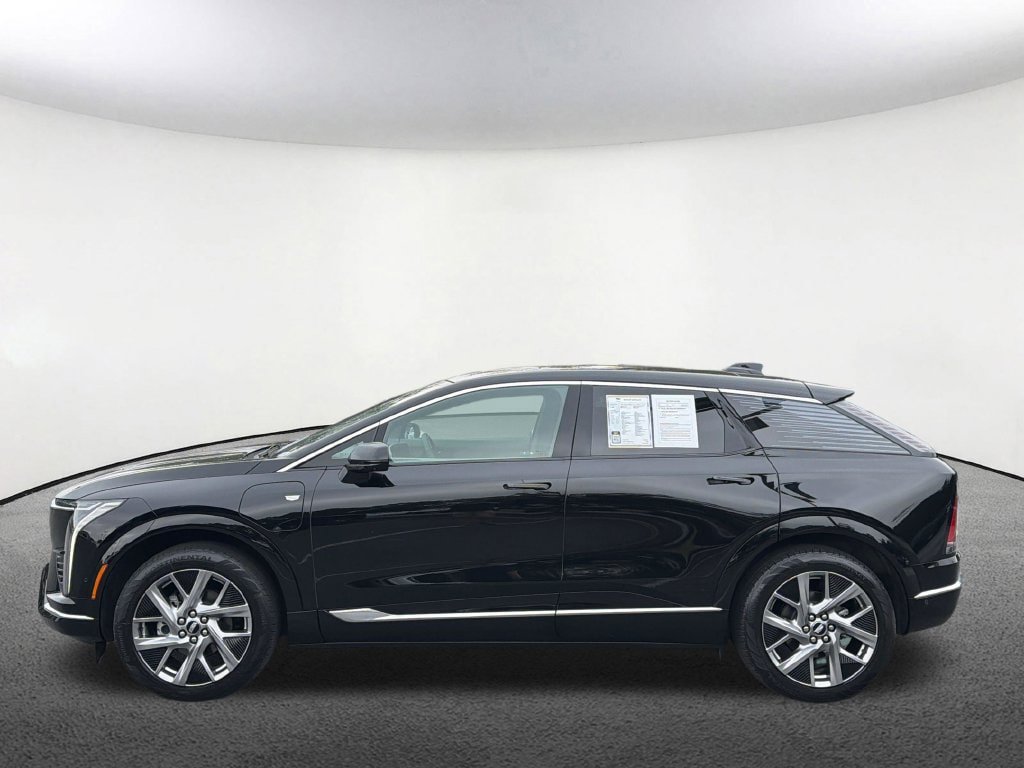 Used 2025 Cadillac Optiq Luxury 2 w/ LPO, Floor Liner Package AWD/4WD image 17