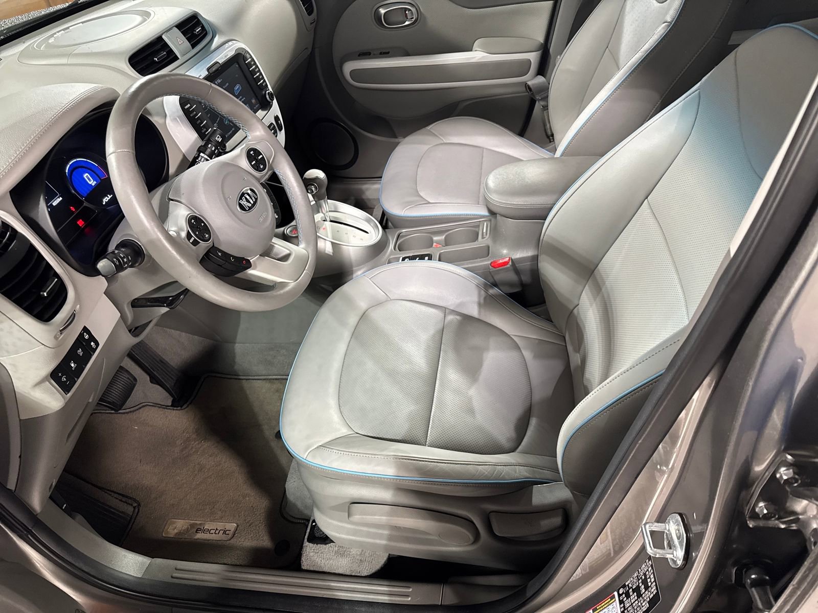 Used 2018 Kia Soul EV + FWD image 3