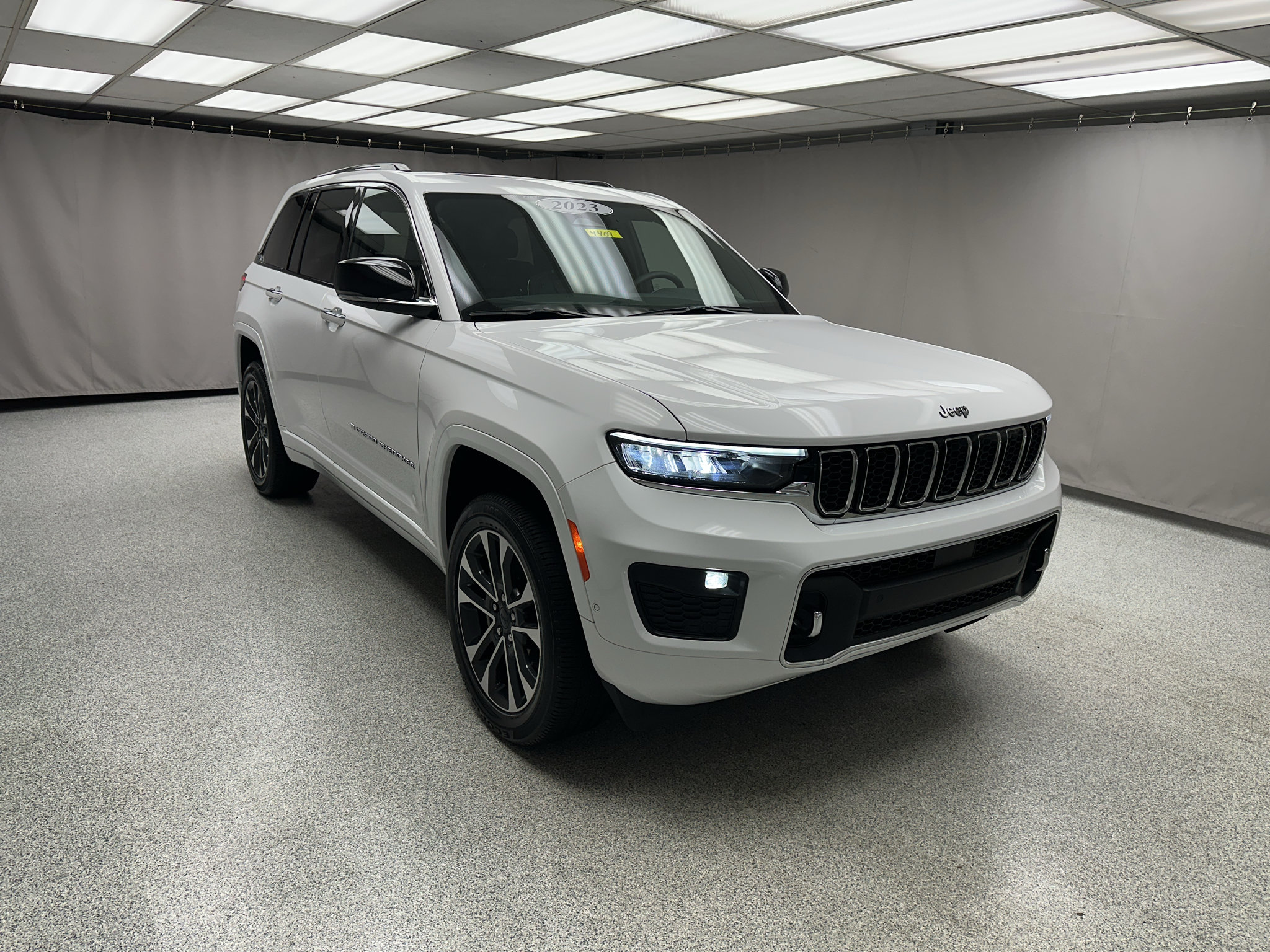 Used 2023 Jeep Grand Cherokee Overland w/ Luxury Tech Group IV AWD/4WD image 26