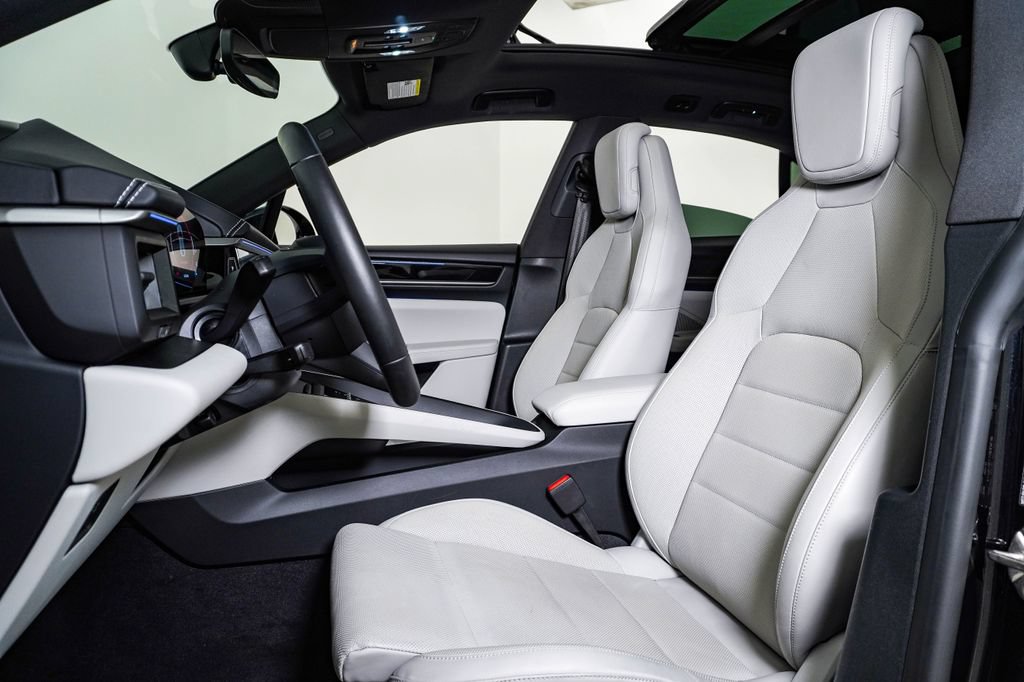 Certified 2025 Porsche Macan 4S Electric AWD/4WD image 5