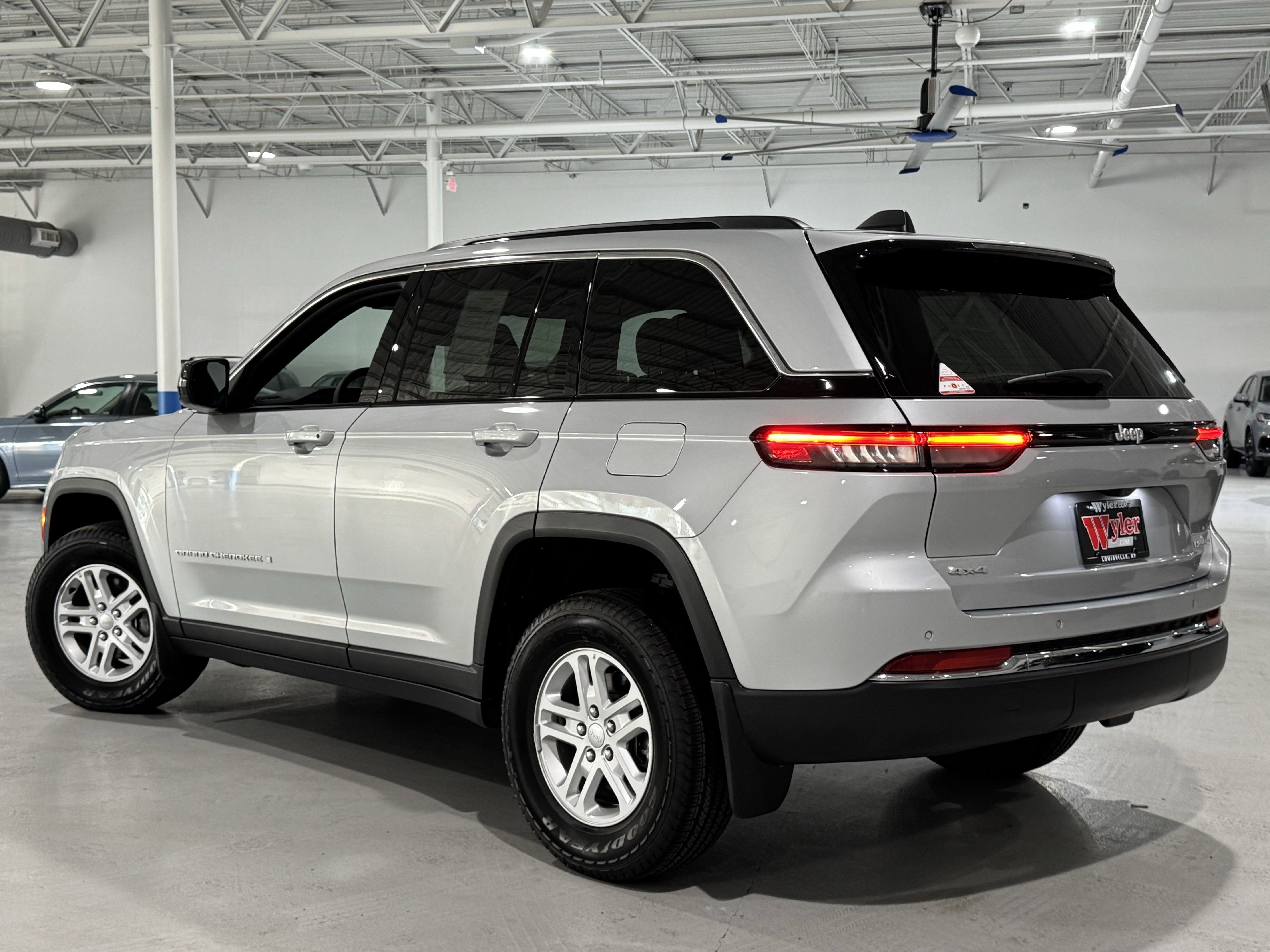 Used 2024 Jeep Grand Cherokee Laredo w/ MOPAR Finishing Package image 17