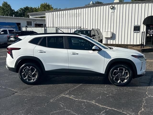 Used 2025 Chevrolet Trax LT w/ Driver Confidence Package FWD image 13