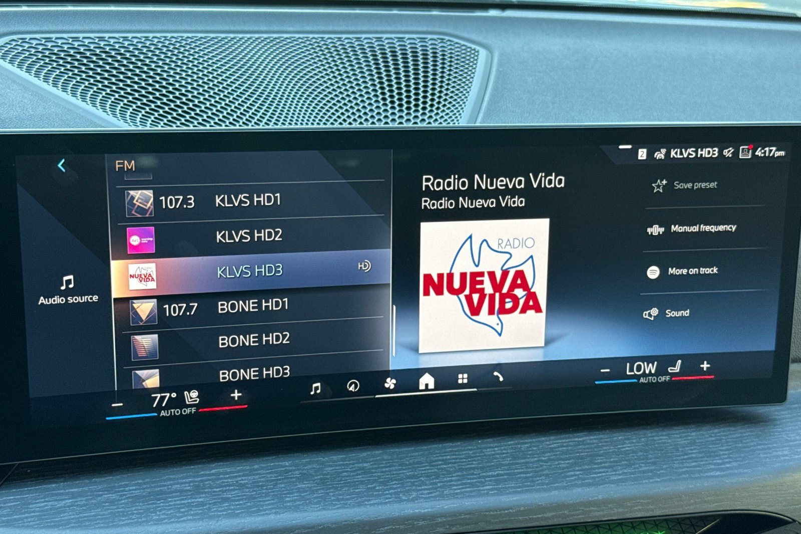 Used 2025 BMW 330i Sedan w/ Premium Package image 23