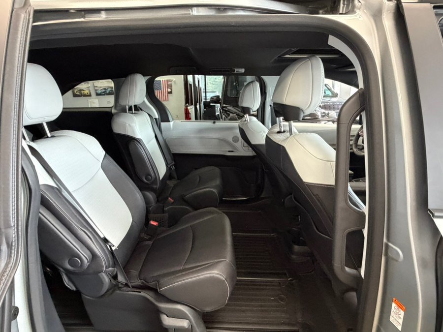 Used 2025 Toyota Sienna XSE FWD image 45